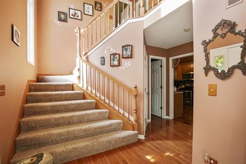 2790 Colonial Dr, Elgin, IL 60124 photo 2