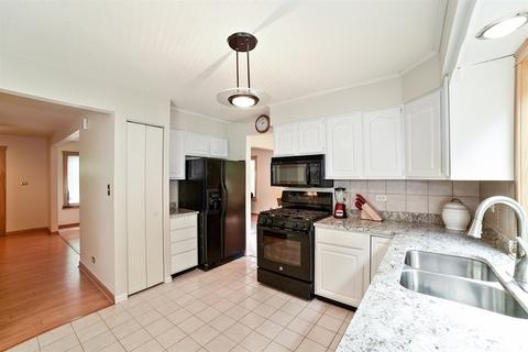 700 Acadia Ct, Roselle, IL 60172 photo 4