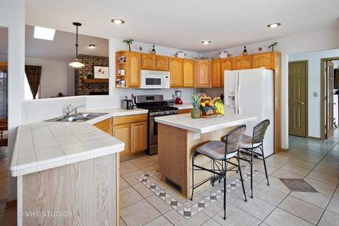 984 Beth Dr, Saint Anne, IL 60964 photo 2