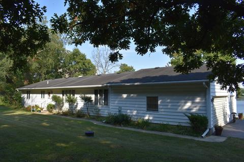 417 Lake Ct, Dixon, IL 61021 photo 2