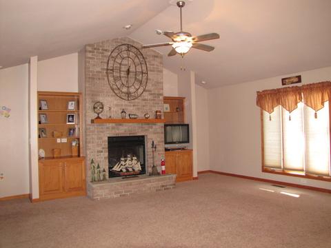 17 N Prairieview Ave, Tuscola, IL 61953 photo 3