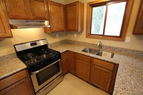 405 Lily Ln, Lakemoor, IL 60051 photo 2
