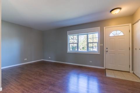 5 W Maricopa Ln, Hoffman Estates, IL 60169 photo 2