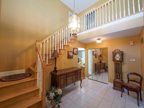 1265 John Dr, Hoffman Estates, IL 60169 photo 2