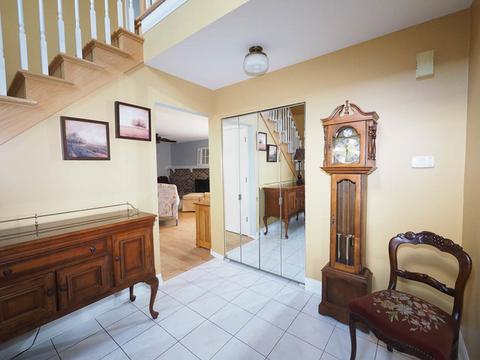 1265 John Dr, Hoffman Estates, IL 60169 photo 3