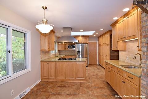 365 Cobblestone Dr, Aurora, IL 60506 photo 4