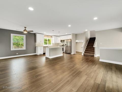127 E Mcclellan St, Bartlett, IL 60103 photo 2