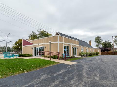 695 Illinois Blvd, Hoffman Estates, IL 60169 photo 2