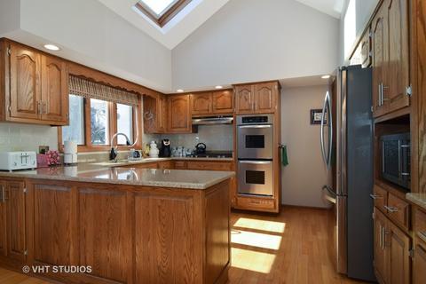 325 Bryce Ct, Bartlett, IL 60103 photo 4
