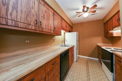 1464 Stonebridge Cir #E4, Wheaton, IL 60189 photo 2