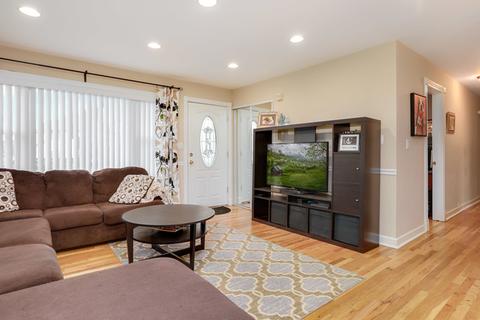 95 Bode Rd, Hoffman Estates, IL 60169 photo 3