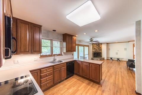 1053 Crabtree Ln, Des Plaines, IL 60016 photo 10