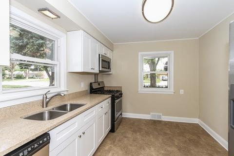 976 S Wolf Rd, Des Plaines, IL 60016 photo 8