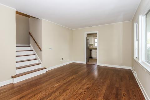 976 S Wolf Rd, Des Plaines, IL 60016 photo 5