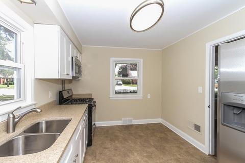 976 S Wolf Rd, Des Plaines, IL 60016 photo 7