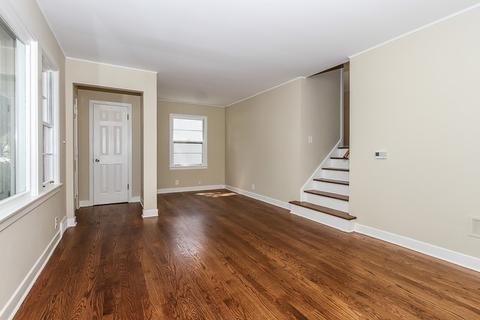 976 S Wolf Rd, Des Plaines, IL 60016 photo 2