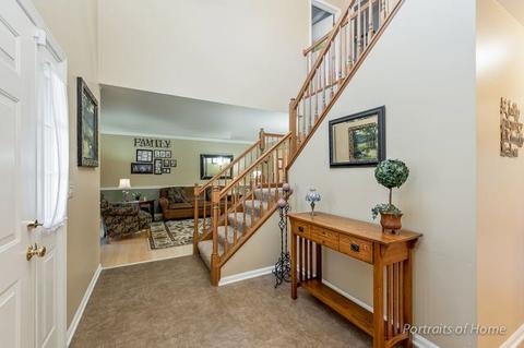 1110 Deep Woods Dr, Elgin, IL 60120 photo 2