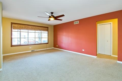 666 Hiawatha Dr, Elgin, IL 60120 photo 3