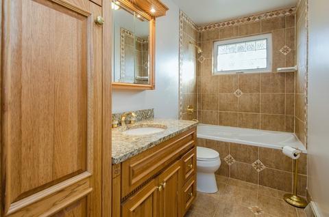 666 Hiawatha Dr, Elgin, IL 60120 photo 9