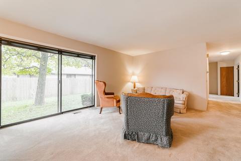 735 E Devon Ave, Roselle, IL 60172 photo 3