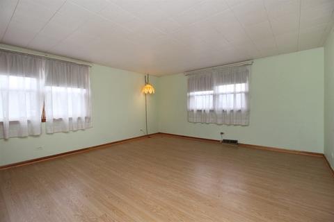 215 Hereford Ave, Steger, IL 60475 photo 4