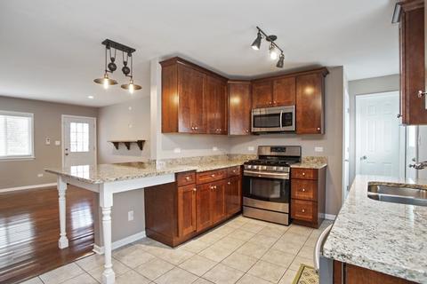 1305 Palm Dr, Wheeling, IL 60090 photo 4