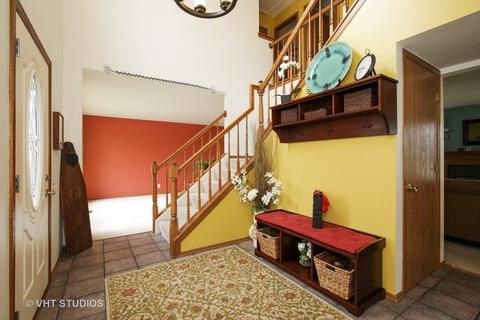 2040 Aronomink Cir, Elgin, IL 60123 photo 2
