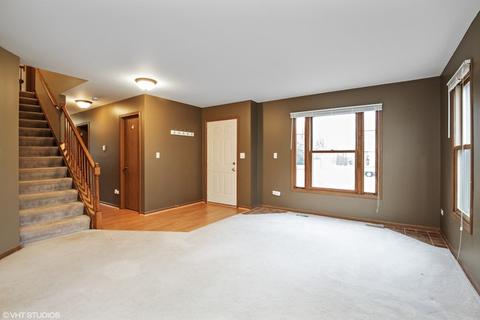 1504 Knotty Pine Dr, Elgin, IL 60123 photo 2