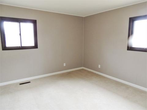 2202 Schuyler Dr, Peru, IL 61354 photo 3
