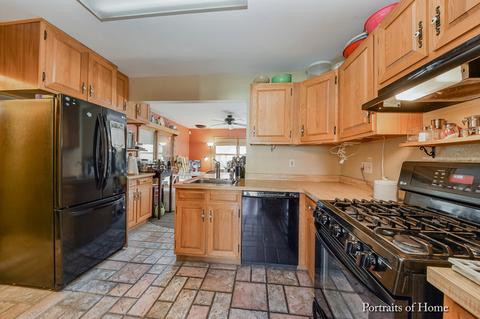 675 Chester Ave, Elgin, IL 60120 photo 5