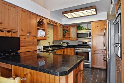 440 Azalea Ln, Hoffman Estates, IL 60169 photo 2