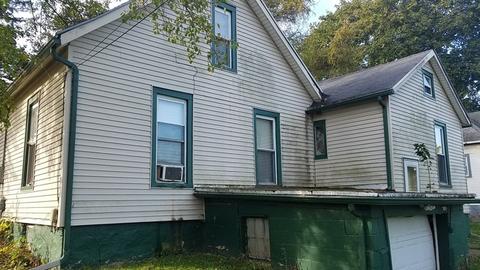 748 E Center St, Freeport, IL 61032 photo 2