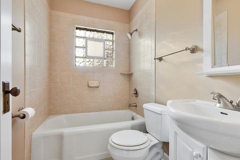 124 Village Rd, Willowbrook, IL 60527 photo 7