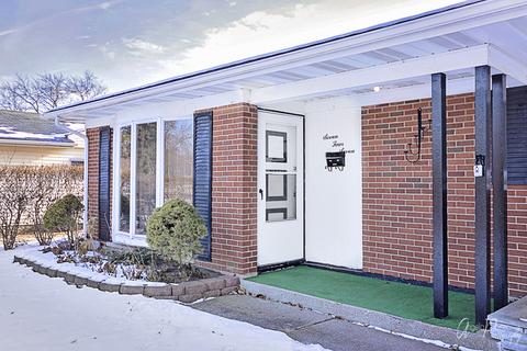 747 S Wayne Pl, Wheeling, IL 60090 photo 2
