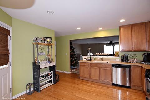 993 Reserve Dr, Elgin, IL 60124 photo 4
