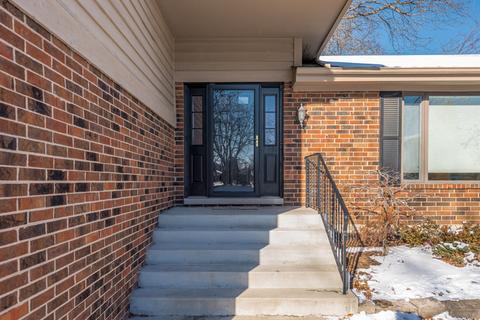 633 Alchester Dr, Wheaton, IL 60189 photo 2