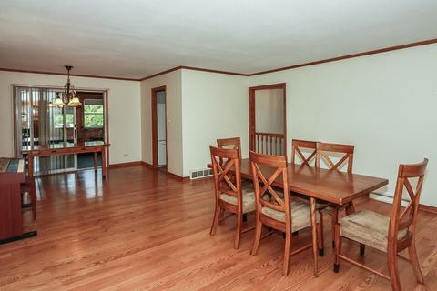 1012 Leahy Cir E, Des Plaines, IL 60016 photo 2