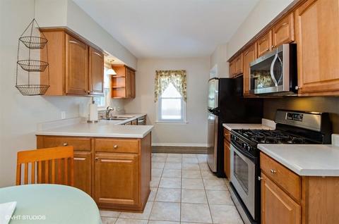 1051 Augusta Ave, Elgin, IL 60120 photo 3