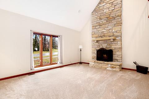1051 Cobblestone Ln, Wheaton, IL 60187 photo 2