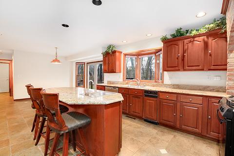1051 Cobblestone Ln, Wheaton, IL 60187 photo 4