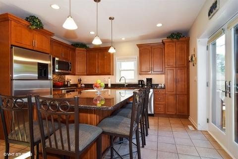 2111 Kirchoff Rd, Rolling Meadows, IL 60008 photo 2