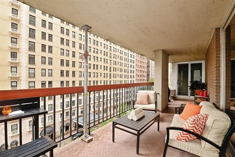 201 E Chestnut St #6A, Chicago, IL 60611 photo 13
