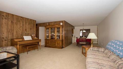 35 W889 Crispin Dr, Elgin, IL 60123 photo 2