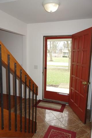 2 S521 Seneca Dr, Wheaton, IL 60189 photo 2