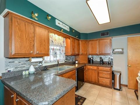 607 E Bevan Dr, Joliet, IL 60435 photo 4