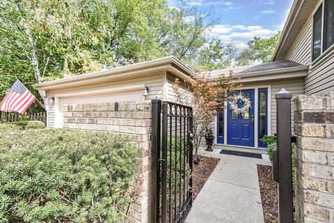 1425 Stonebridge Trl, Wheaton, IL 60189 photo 2
