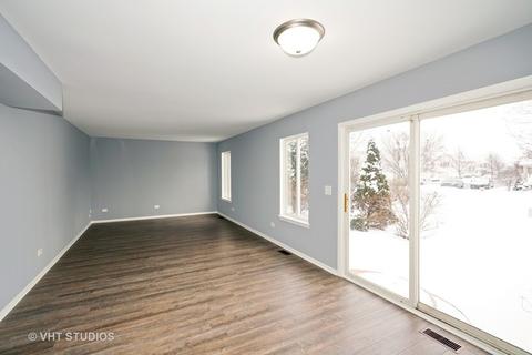 2437 Smithfield Ct, Aurora, IL 60503 photo 2