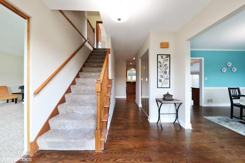 1995 Fairway Ct, Hoffman Estates, IL 60169 photo 2
