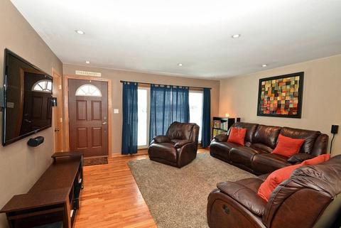 6932 Olympic Dr, Bridgeview, IL 60455 photo 3