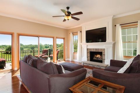1450 Della Dr, Hoffman Estates, IL 60169 photo 4